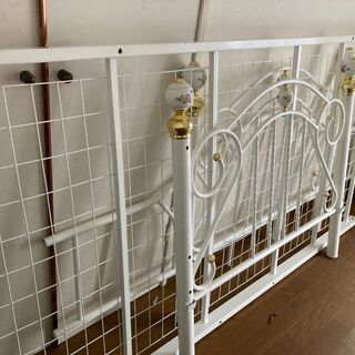 白色レトロ調シングルベッド＆マット1セット１万円!!✨２セット購入で割引あり✨　引越しの為9/28まで家具/家電大量処分✨の画像