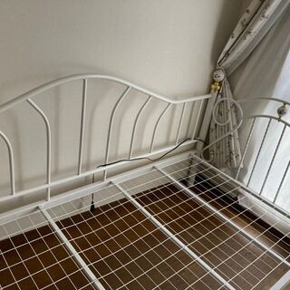 白色レトロ調シングルベッド＆マット1セット１万円!!✨２セット購入で割引あり✨　引越しの為9/28まで家具/家電大量処分✨の画像