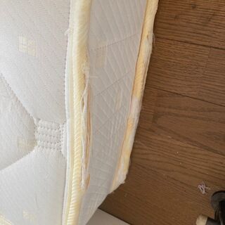 白色レトロ調シングルベッド＆マット1セット１万円!!✨２セット購入で割引あり✨　引越しの為9/28まで家具/家電大量処分✨の画像