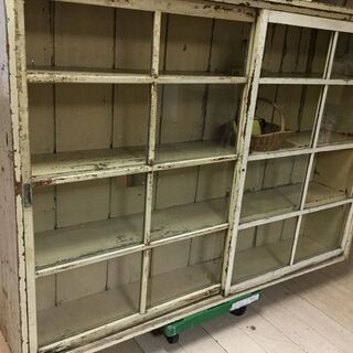 大きな古いガラス戸棚昔の床屋さんで使っていたガラス戸棚です。アンティーク、シャビーの画像