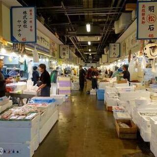 水産卸売市場にて魚の販売の画像