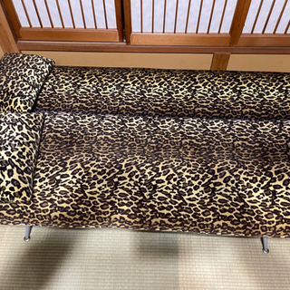 ヒョウ柄　ソファベッド　クッション2個付　の画像