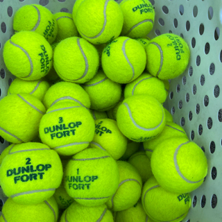 硬式テニスボールの画像