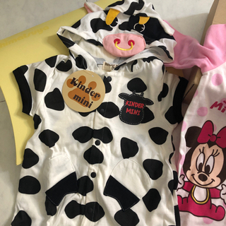 ✨新品タグ付き　ベビー服　ロンパース　2枚セット　牛＆ディズニー　サイズ80の画像
