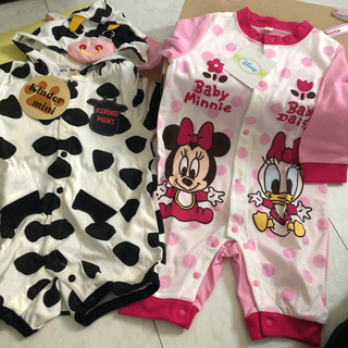 ✨新品タグ付き　ベビー服　ロンパース　2枚セット　牛＆ディズニー...