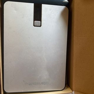 23000mAhの大容量モバイルバッテリー(重さ560g)