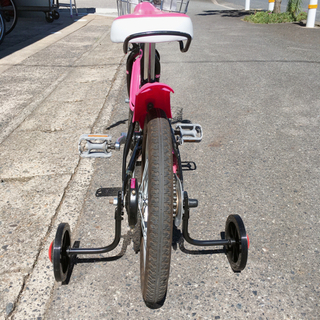 子ども用自転車✨補助輪付き✨女の子向け✨16インチ　黒×ピンク✨鍵なし✨キズ少なめ・サビカゴ以外ほとんどなし✨中古品の画像