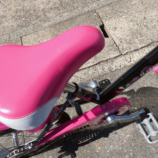 子ども用自転車✨補助輪付き✨女の子向け✨16インチ　黒×ピンク✨鍵なし✨キズ少なめ・サビカゴ以外ほとんどなし✨中古品の画像