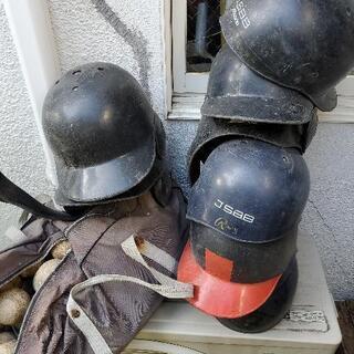 ヘルメット、ミット、ボール複数