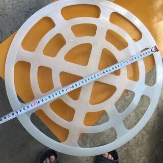 洗濯機の毛布とか大きい洗濯物が出ないようにする樹脂の丸いやつ　100円
