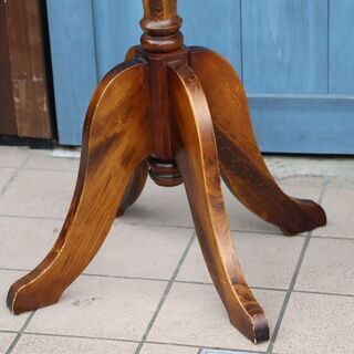 Karimoku(カリモク家具)のCOLONIAL(コロニアル)シリーズのポールハンガー。アメリカンカントリースタイルのクラシカルなデザイン。木のぬくもりを感じるブナ材のハンガースタンドです♪BI226の画像