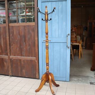 Karimoku(カリモク家具)のCOLONIAL(コロニアル)シリーズのポールハンガー。アメリカンカントリースタイルのクラシカルなデザイン。木のぬくもりを感じるブナ材のハンガースタンドです♪BI226の画像