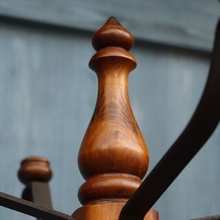 Karimoku(カリモク家具)のCOLONIAL(コロニアル)シリーズのポールハンガー。アメリカンカントリースタイルのクラシカルなデザイン。木のぬくもりを感じるブナ材のハンガースタンドです♪BI226の画像