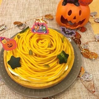 英語でハロウィンかぼちゃのモンブランタルト＆カフェ風ランチプレートの画像