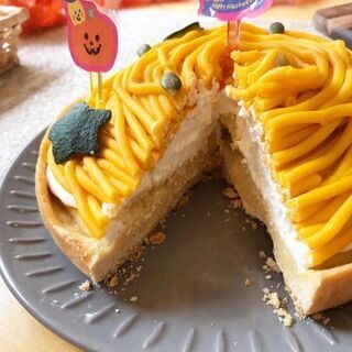 英語でハロウィンかぼちゃのモンブランタルト＆カフェ風ランチプレートの画像