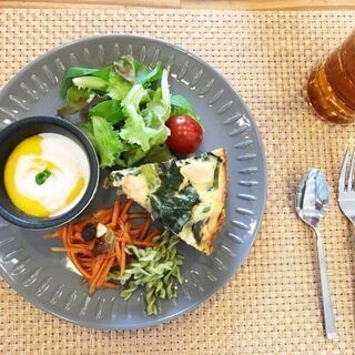 英語でハロウィンかぼちゃのモンブランタルト＆カフェ風ランチプレートの画像
