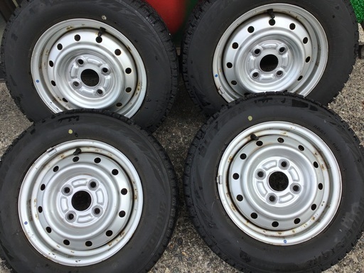 135/80R12のｽﾀｯﾄﾞﾚｽ+ｽﾁｰﾙﾎｲｰﾙｾｯﾄです。