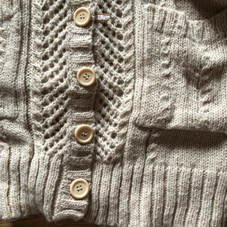 as know asのカーディガンとGAPセーター の画像