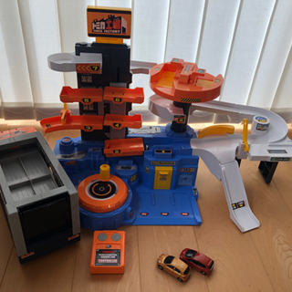 トミカ トミカ工場　キャリアカー セット ドッキング可能