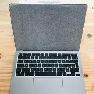 ほぼ新品/保証来年3月まで MacBook air M1 【1万円の付属品付き】の画像