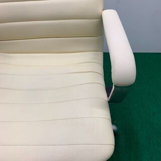 中古　肘置きつき役員チェア 白 龍ヶ崎倉庫の画像