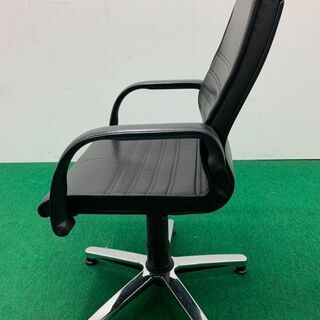 中古　肘置き付きチェア　黒 龍ヶ崎倉庫の画像