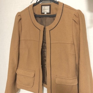 濃いベージュのジャケットの画像