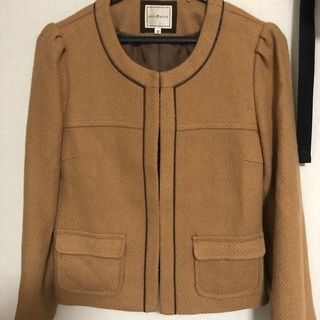 濃いベージュのジャケット