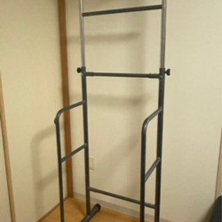 筋トレ器具(懸垂マシン、ダンベル等)