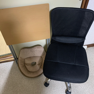 椅子とテーブルセットと座布団