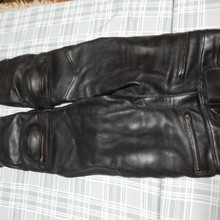 バイク用革パンツ　コミネSPAZZIO サイズ４L 膝カップ付き