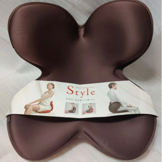 定価8580円　style骨盤サポートチェア