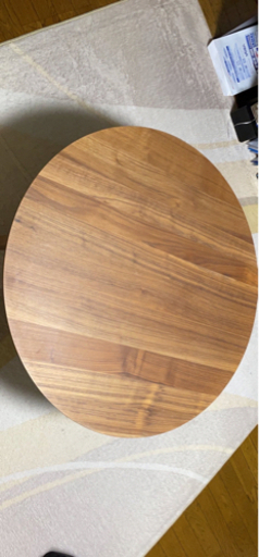 木の丸いテーブル(IKEA)