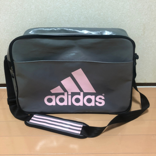 アディダス　エナメルバック