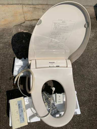Panasonic 温水洗浄便座 ひびを思い出しましたので値段下げさせて頂きます。W瞬間　便蓋自動開閉　使用品