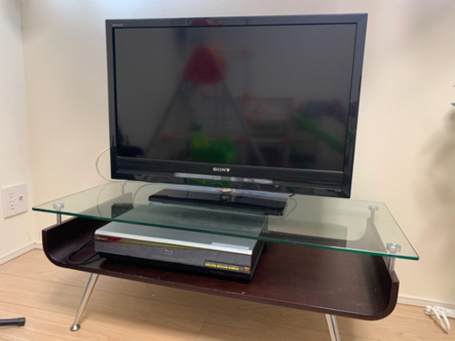 テレビ、ブルーレイプレイヤー、ガラステーブルの3点