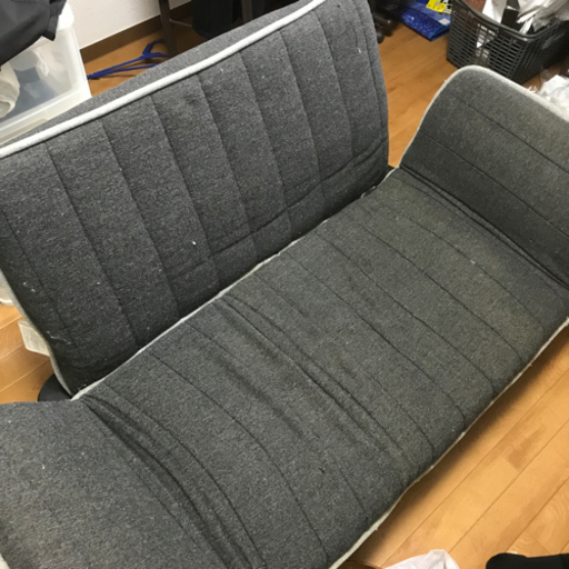 伸ばせるソファで横になります。