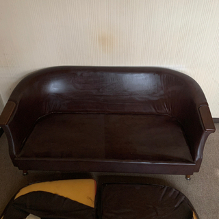 レトロな2人掛けソファ。の画像