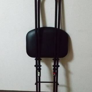 楽器演奏時に使える折りたたみ式椅子です。