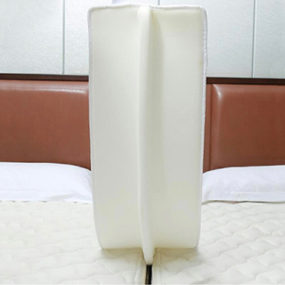 ベッドのマットレスのすき間を埋めるパッドの画像