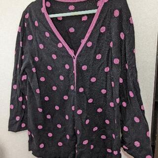 【大きいサイズ】黒い生地にピンクの水玉カーディガン