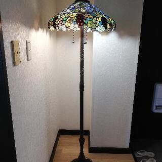 芸術品！ステンドグラスのフロアースタンド照明。新品未使用