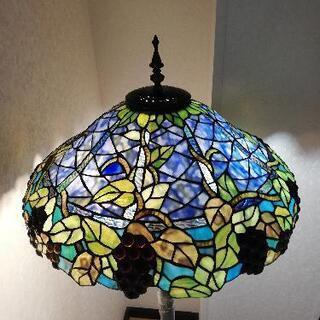 芸術品！ステンドグラスのフロアースタンド照明。新品未使用の画像