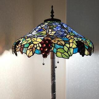 芸術品！ステンドグラスのフロアースタンド照明。新品未使用の画像