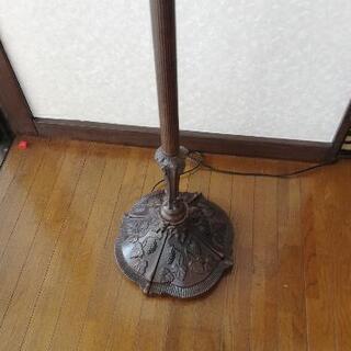 芸術品！ステンドグラスのフロアースタンド照明。新品未使用の画像