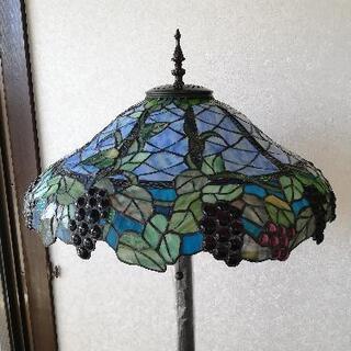 芸術品！ステンドグラスのフロアースタンド照明。新品未使用の画像