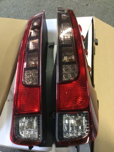 ノア　ボクシー　エスクファイあ　純正　テール