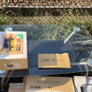 ガラステーブル、机、椅子、ストーブ