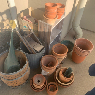 陶器の植木鉢などガーデニング用品の画像