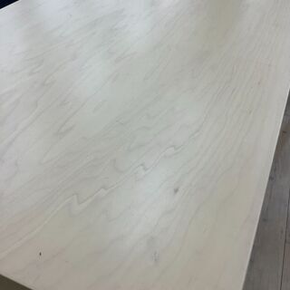 ベージュカラーのシンプルな無印良品のパソコンデスクです！の画像